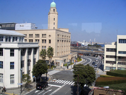 県庁渡り廊下から見た横浜税関