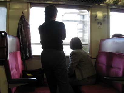 東海道線の車窓を携帯で撮る人