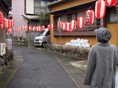 吉浜稲荷神社、縁日、提灯の並ぶ参道