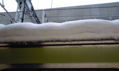 山手線の屋根に雪