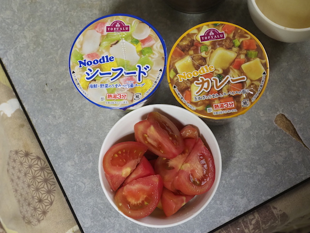 カップ麺とトマト
